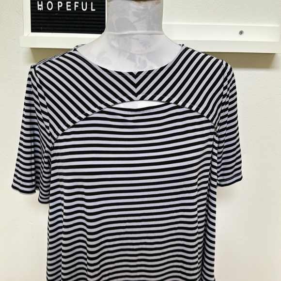 Chico’s Petite Isla Capri Peek-A-Boo Cutout Black & White Striped Top 🥳HP🥳🥳 - Picture 2 of 6